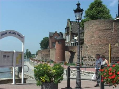 Rees : Rheinpromenade, Bildmitte der Pegelturm, davor Alter Zollturm